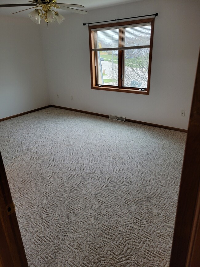 12×20 Main bedroom - 153 Jennifer Ln