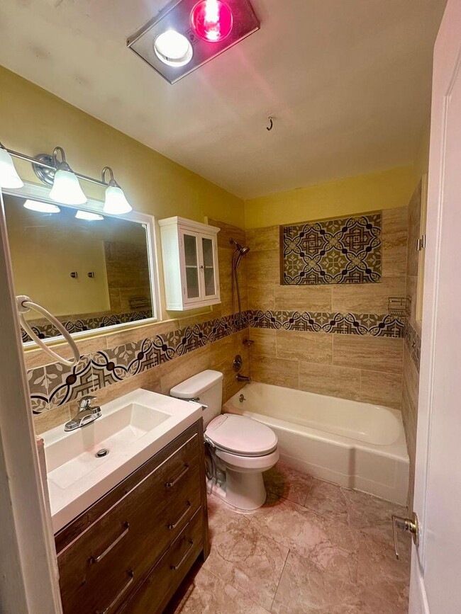 Building Photo - Easy Coastal Living Just Minutes from Downtown!