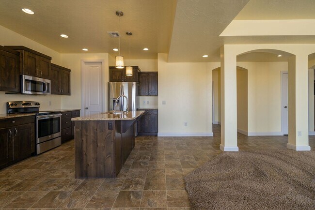 Building Photo - Stunning Home with 4 beds/2.5 baths and 3-Car Garage in Mulberry Estates