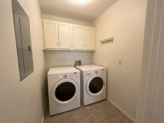 Building Photo - Big 3/2 Townhome Close to Downtown