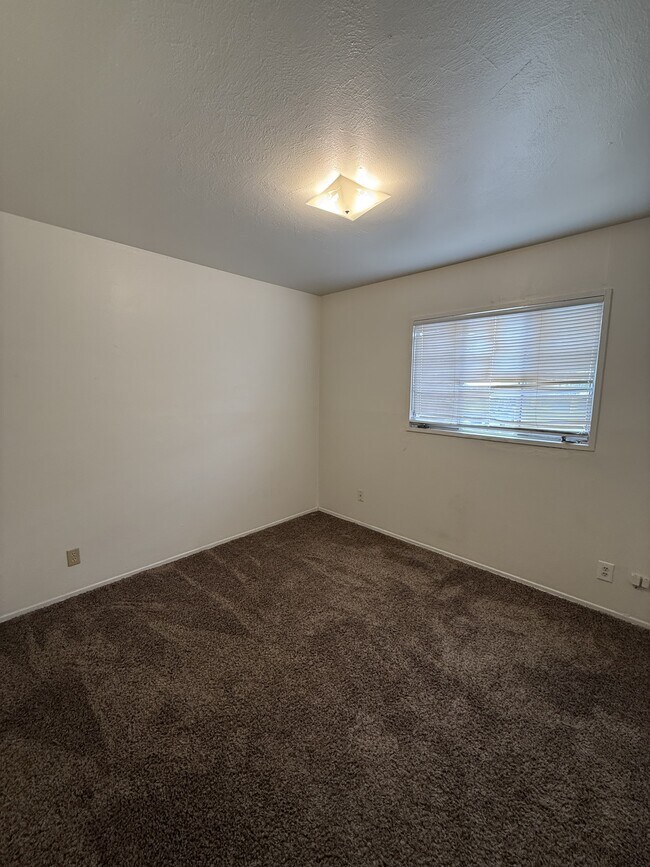 Building Photo - 1612 Hendola Dr NE