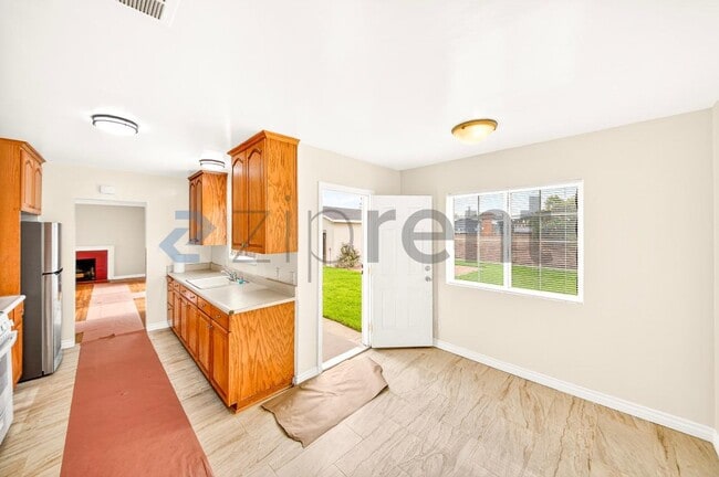 Building Photo - 1200 E Elgenia Ave