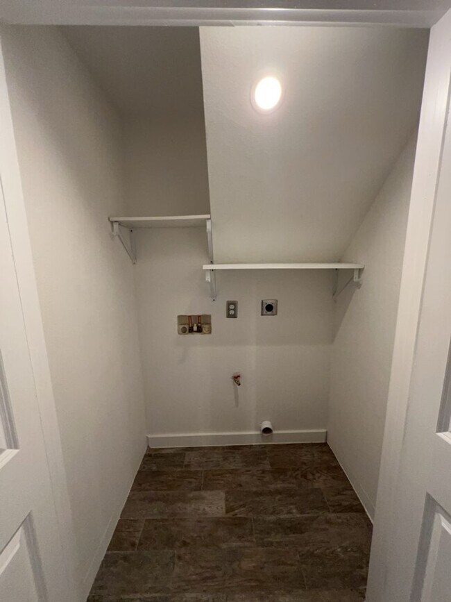 Building Photo - 1917 Thonig Rd