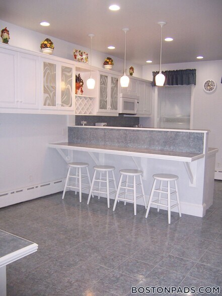 Building Photo - 188 Maverick St