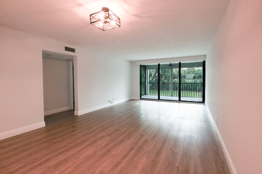 Building Photo - 6562 Boca del Mar Dr