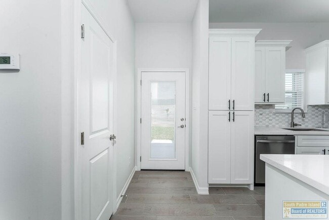 Building Photo - 18 S Bay Hill Dr