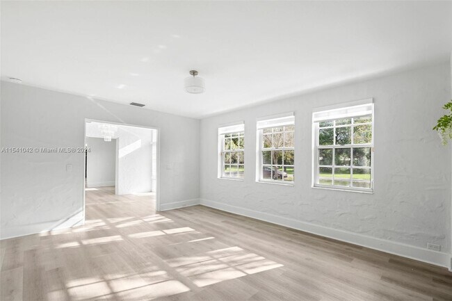 Building Photo - 1224 Country Club Prado