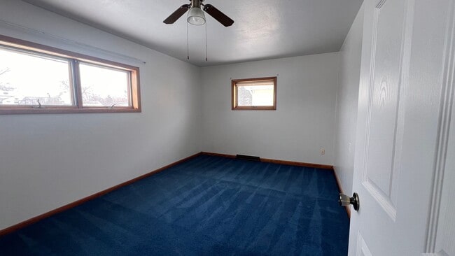 Building Photo - Lovely Spacious House in great location !!