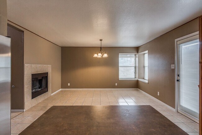 Building Photo - Charming 3-bedroom, 2.5-bathroom Home loca...