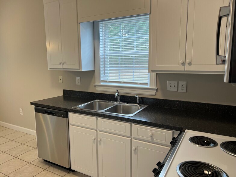 Building Photo - 3308 Whitlock Dr N