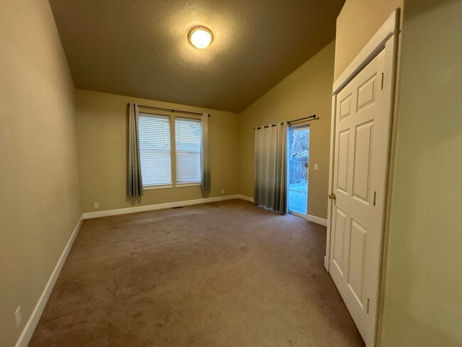 Building Photo - 3 Bedroom / 2 Bathroom House in Prineville...