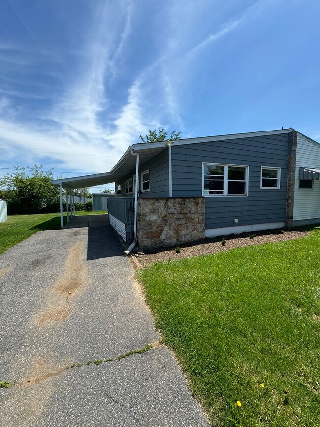 Building Photo - THREE BEDROOM TWIN