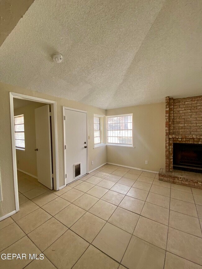 Building Photo - 823 Montera Rd