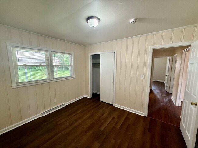 Building Photo - Three bedroom, 1 bath house in Burlington