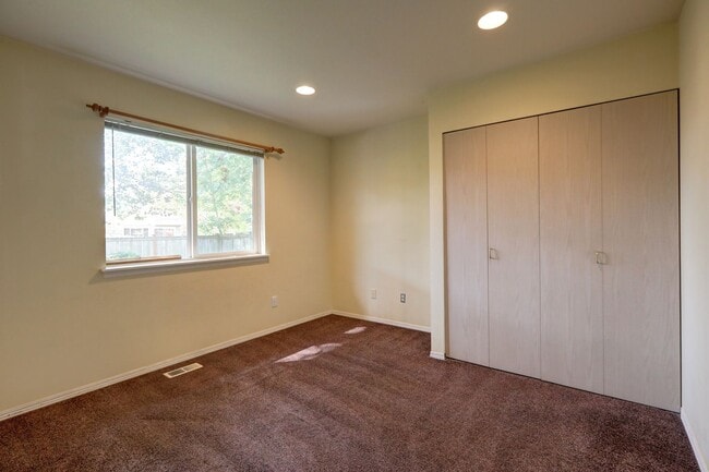 Building Photo - Immaculate, Sunny and Bright 4 Bedroom/2.5...