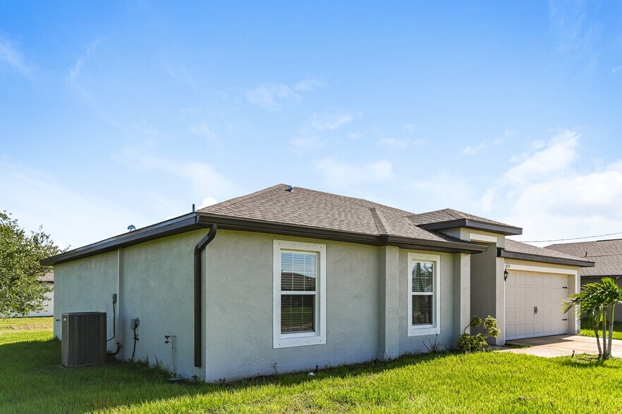 Building Photo - 879 Youngreen Dr