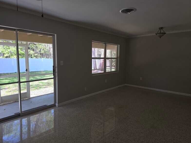 Building Photo - 302 Longwood Dr