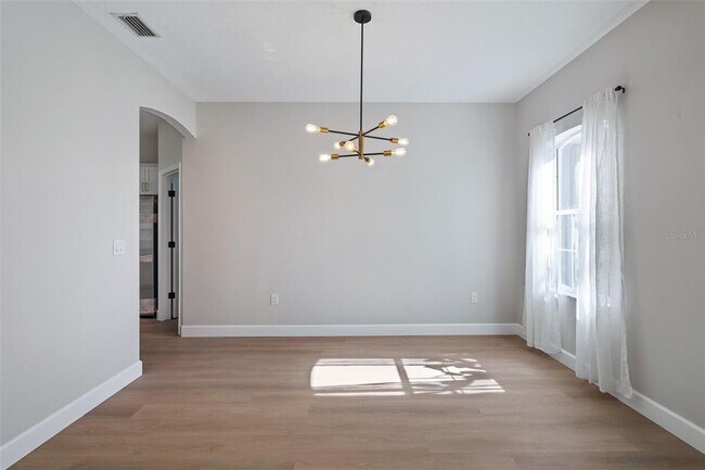 Building Photo - 32 Roxton Ln