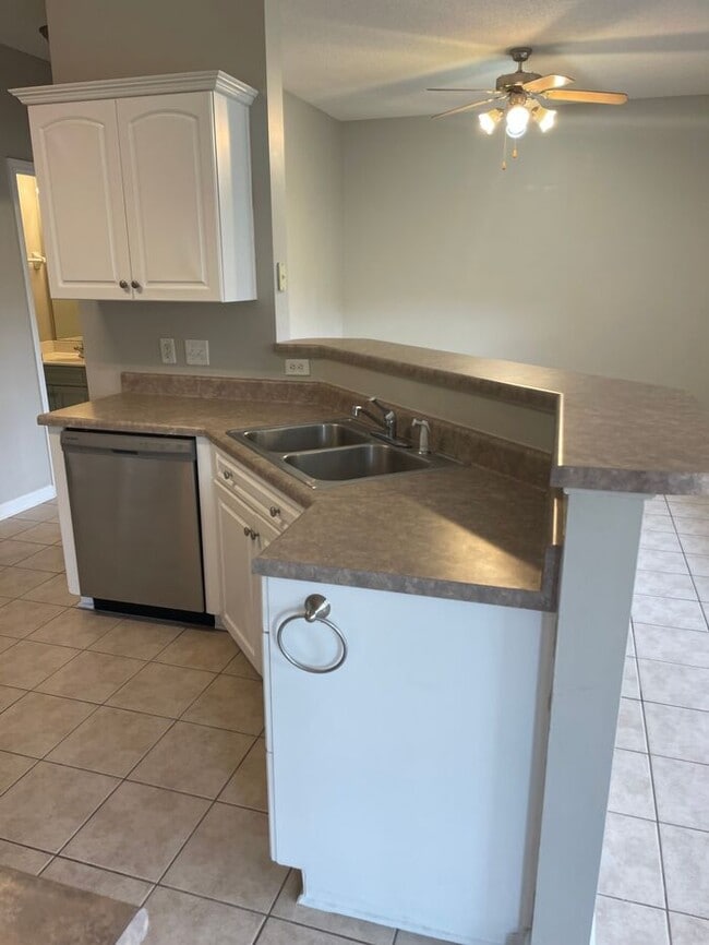 Building Photo - 4BR w/ Fenced Backyard + Garage in Lakeland