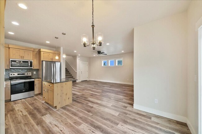 Building Photo - Spacious 3 Bed, 2.5 Bath Rental in Homedal...