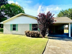 Building Photo - Immaculate 3 Bedroom 1.5 Bath