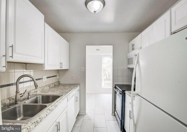 Building Photo - 11051 Camfield Ct