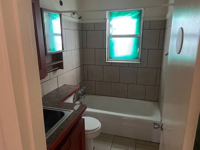 Building Photo - 2 Bed, 1 Bath Home!