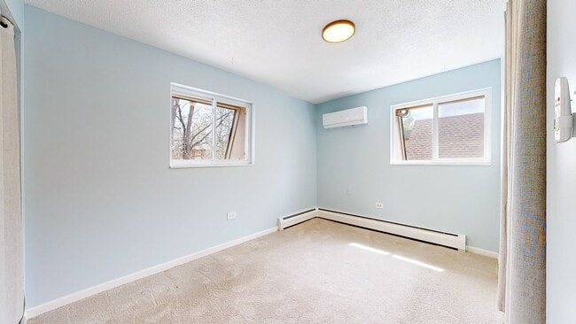 Building Photo - Adorable 2bd/1.5bth Townhome w/1 reserved parking space