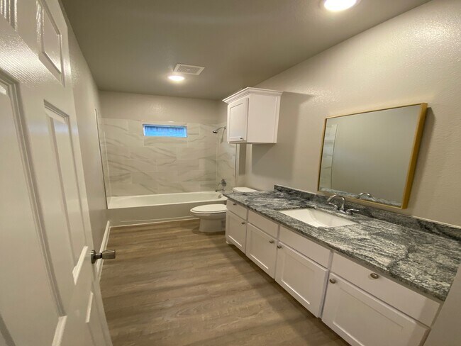 Building Photo - 2211 Henry St