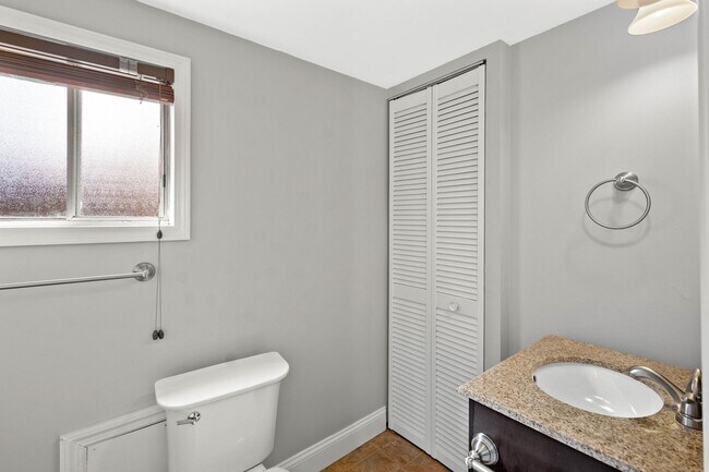 Building Photo - New Renovation - South Side Flats