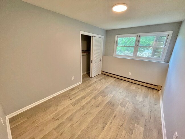 Building Photo - Spacious 4 Bed / 3 Bath Single-Family Home...