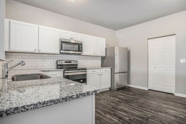 Building Photo - 15901 Cedar Dr