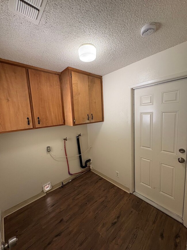 Building Photo - Cozy Home on Spacious Lot with Pool Available Now!