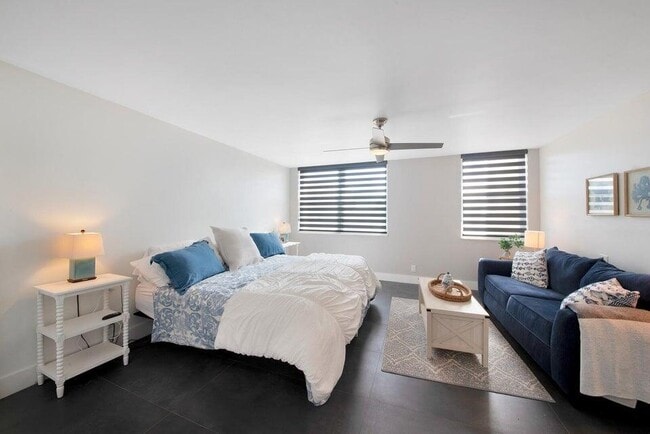 Building Photo - 2881 NE 33rd Ct