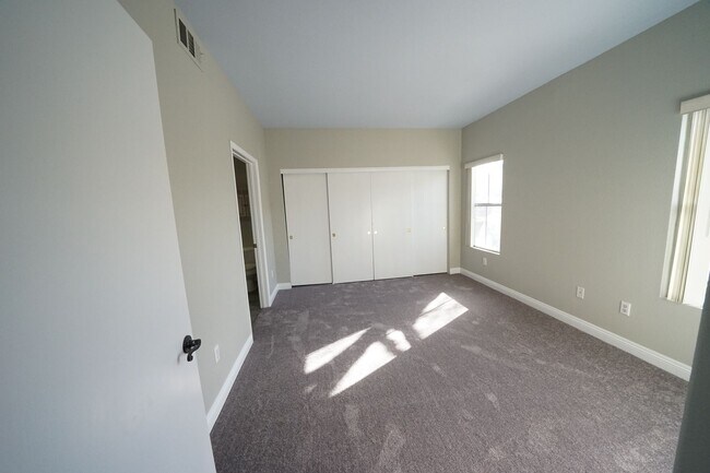 Building Photo - 10245 S Maryland Pkwy