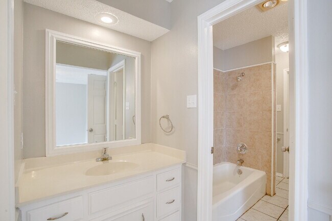 Building Photo - Fully updated 2/1.5/1 in Frenship!