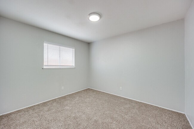 Building Photo - Spacious 4BD Home with Stunning Landscape ...