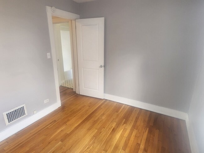 Building Photo - 2 Bedroom 1 bath updated Row Home