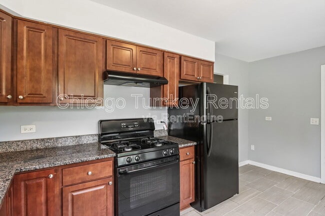 Building Photo - 16019 Circle Dr