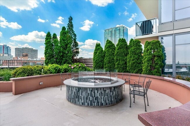 Building Photo - 1600 S Prairie Ave