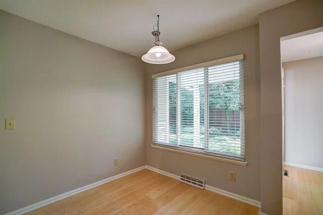 Building Photo - 11 Gray Birch Trl