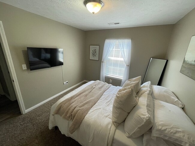 Building Photo - 3 Bedroom House and Fenced in Yard Availab...