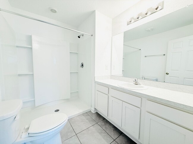 Building Photo - Move-In Ready Townhome with Spacious Layou...