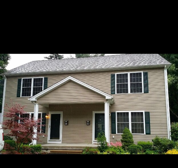Beautiful two bedroom apartment with hardwood floors. Nice large backyard with a shed for kayaks - 49 Home Pl