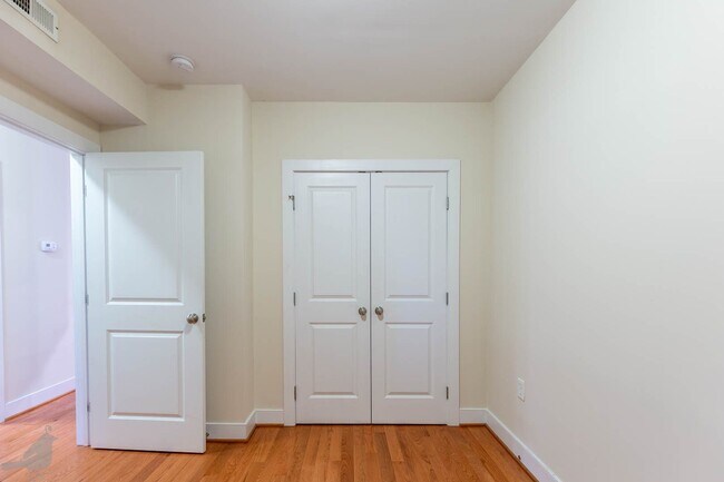 Building Photo - Bright and Spacious 2 Bedroom Abode in Bre...