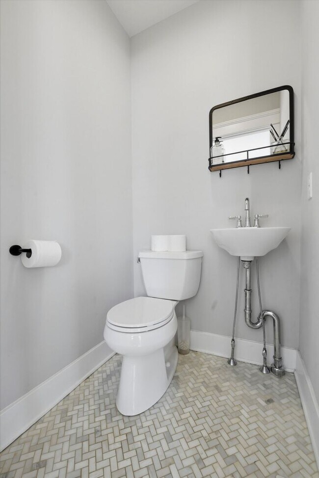 Building Photo - Charming Updated 4B/2.5B Home with Fenced Yard & Parking Included