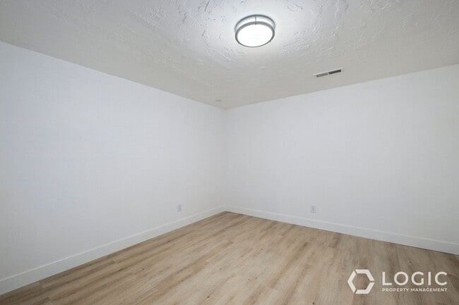 Building Photo - Beautiful Spacious Home with a Fully fence...