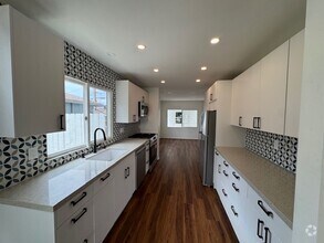 Building Photo - Recently Renovated 2 Bed / 2 Bath Apartmen...