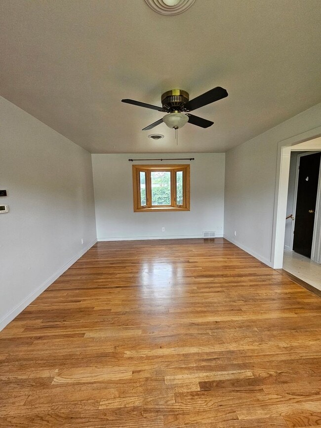 Building Photo - 3 BEDROOM | 2 BATH | DOUBLE GARAGE | WEST