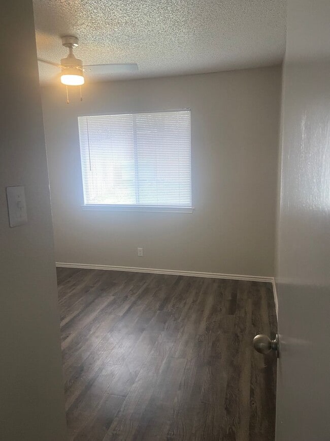 Building Photo - 2 bedroom 2 bath Duplex